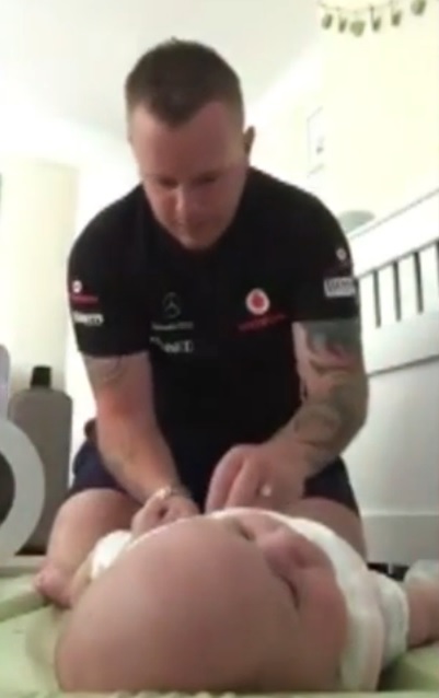 dad changes diapers viral 1