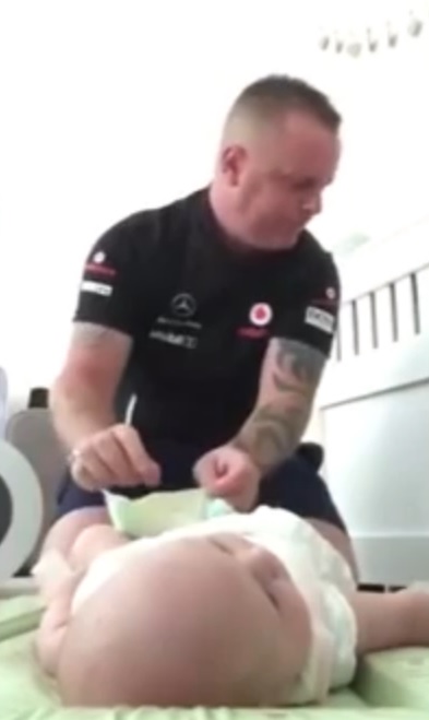 dad changes diapers viral 2