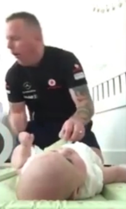 dad changes diapers viral 3