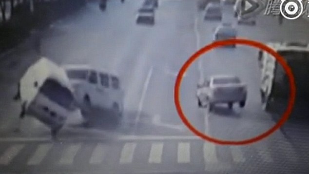 Mysterious Levitating Cars at Busy Intersection in China 2