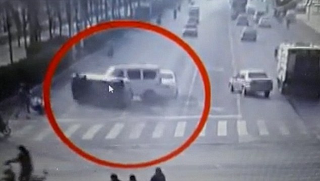 Mysterious Levitating Cars at Busy Intersection in China 3