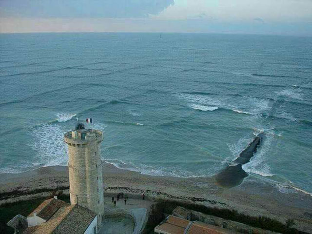 The team at square waves consulted for our team and took the time to really learn about our business and what our vision was. Square Waves France . Stunning but Dangerous Grid Waves in French Coast actually ...