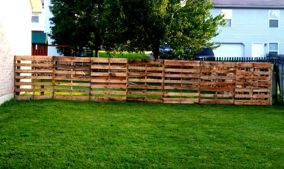 Backyard fencing ideas - Repurposed Pallet Fenc 